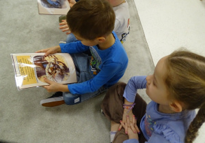 Dzieci oglądają obrazki.