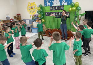 Wspólne zabawy muzyczno - ruchowe.