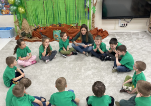 Słuchanie ciekawostek o dinozaurach.