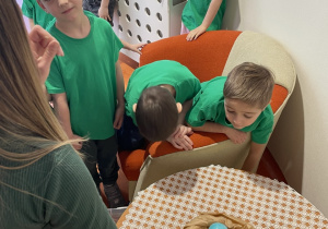 Dzieci odnajdują pozostawione jaja.