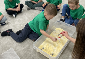 Zabawa w paleontologów.