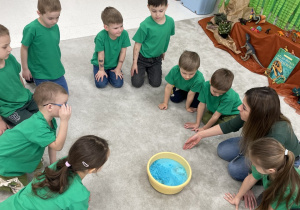 Dzieci obserwują doświadczenie.