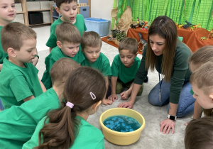 Dzieci obserwują doświadczenie.