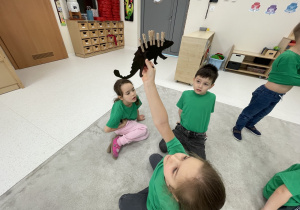 Dzieci prezentują wykonane zadanie.