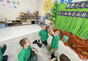 Dzieci prezentują wykonane zadanie.