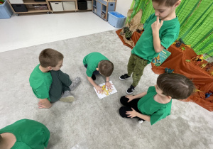 Dzieci układają obrazem z części.