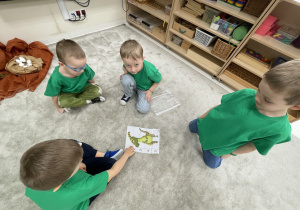 Dzieci układają obrazem z części.