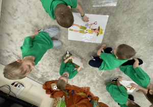 Dzieci układają obrazem z części.