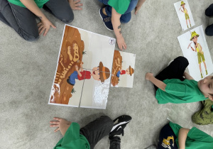 Dzieci układają obrazem z części.