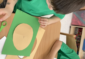 Dzieci wykonują pracę plastyczną.