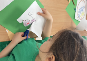 Dzieci wykonują pracę plastyczną.