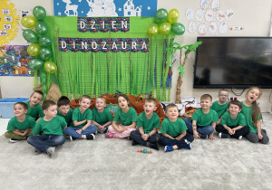 Wspólne zdjęcie na tle dekoracji.