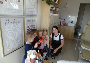 01 Dziewczynki piją soczek i pozują z Panią Karinką