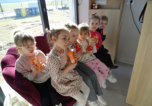 02 Dziewczynki w salonie kosmetycznym piją soczki