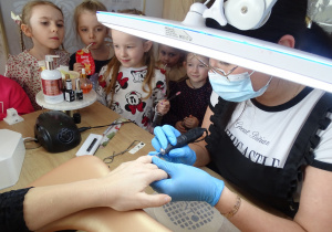 04 Dziewczynki słuchają, co mówi Pani Karinka na temat stylizacji paznokci