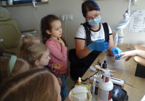 05 Pani kosmetyczka opowiada i pokazuje etapy malowania paznokcia