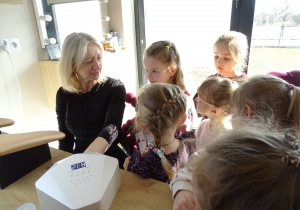 06 Dziewczynki z panią w salonie kosmetycznym