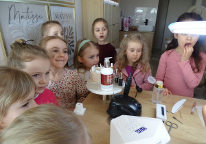 07 Dziewczynki podziwiają pięknie wystylizowanego paznokcia pani Kasi