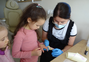 08 Pani pokazuje szablon paznokcia