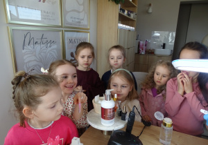 09 Dziewczynka pokazuje szablon długiego paznokcia