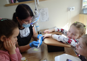 10 Dziewczynka podczas malowania paznokcia