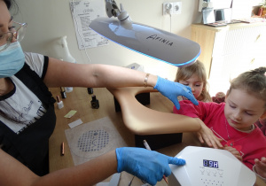 11 Dziewczynka podczas malowania paznokcia