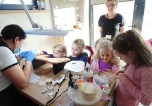 12 Dziewczynki podczas malowania serduszka na paznokciu