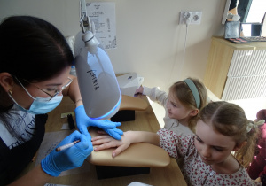 16 Dziewczynki podczas malowania serduszka na paznokciu