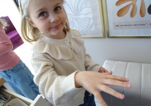 17 Dziewczynka pokazuje serduszko na paznokciu