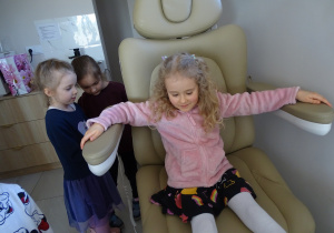 20 Dziewczynka podczas przejażdżki fotelem