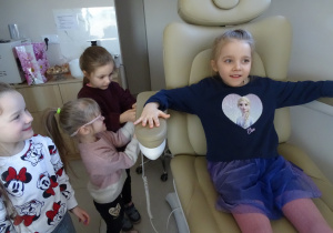 21 Dziewczynka podczas przejażdżki fotelem