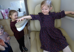 22 Dziewczynka podczas przejażdżki fotelem