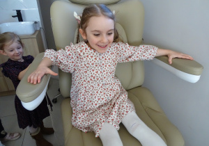 23 Dziewczynka podczas przejażdżki fotelem