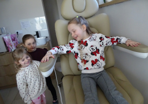 24 Dziewczynka podczas przejażdżki fotelem