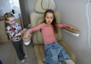 25 Dziewczynka podczas przejażdżki fotelem