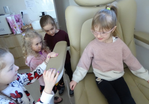 26 Dziewczynka podczas przejażdżki fotelem