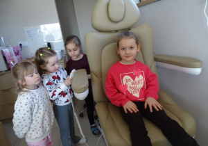 27 Dziewczynka podczas przejażdżki fotelem