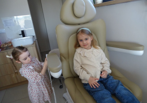 28 Dziewczynka podczas przejażdżki fotelem