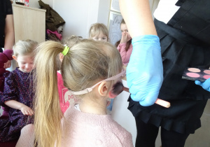 30 Pani kosmetyczka nakłada dziewczynkom róz na policzki (2)