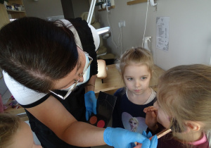 36 Pani kosmetyczka nakłada dziewczynkom róz na policzki