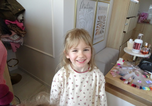 38 Dziewczynka z pięknym różem na policzkach