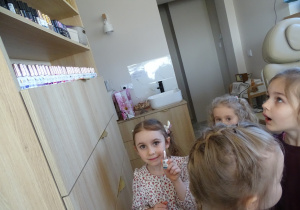 39 Dziewczynki podziwiają kolekcję lakierów