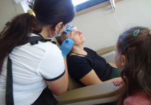 40 Pani Karinka podczas pielęgnacji brwi Pani Joli