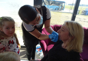 44 Pani Kasia podczas profesjonalnego makijaż