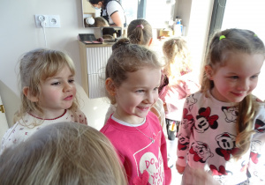 45 Dziewczynki słuchają na temat pielęgnacji twarzy