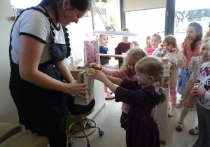 46 Dziewczynki dziękują Pani Kosmetyczce za miłe spotkanie, wręczając skromny upominek