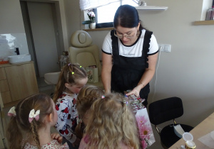 47 Pani Karinka rozdaje dziewczynkom piękne upominki