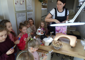 48 Dziewczynki ogladają upominki kosmetyczne