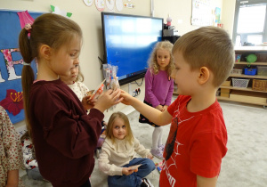 49 Chłopcy wręczają dziewczynkom upominki