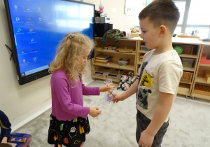 50 Chłopcy wręczają dziewczynkom upominki